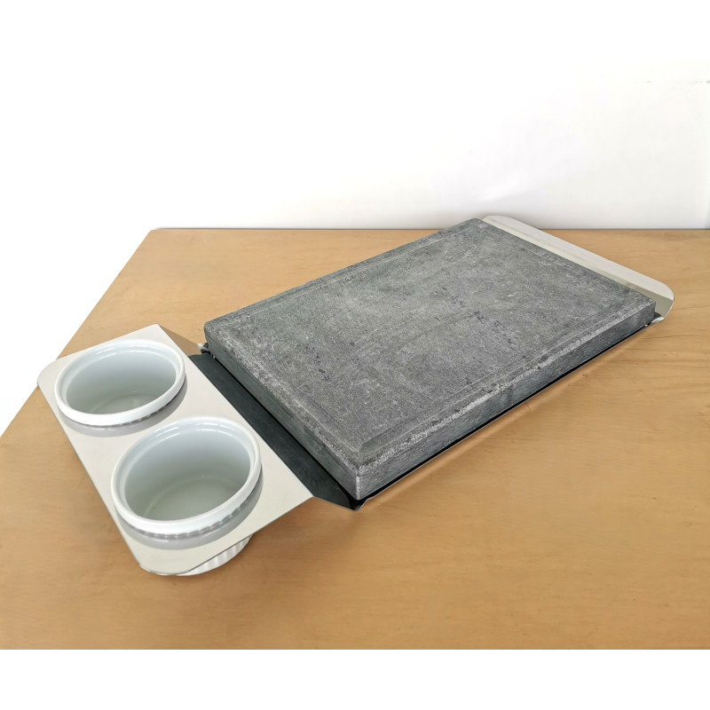 Piatto in acciaio con pietra ollare e porta salse